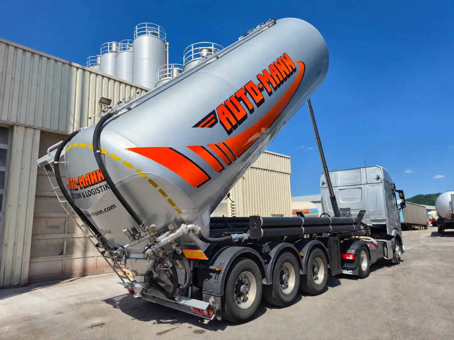 Auto-Mann Silozug mit Firmenlogo
